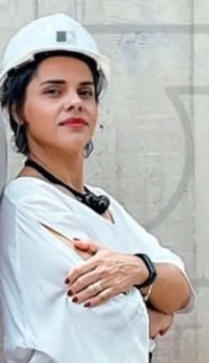 Megg Pantoja de capacete em visita de obra